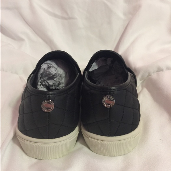 New- Size 8 Steve Madden Ecentrcq Black Slip Ons - Picture 2 of 8